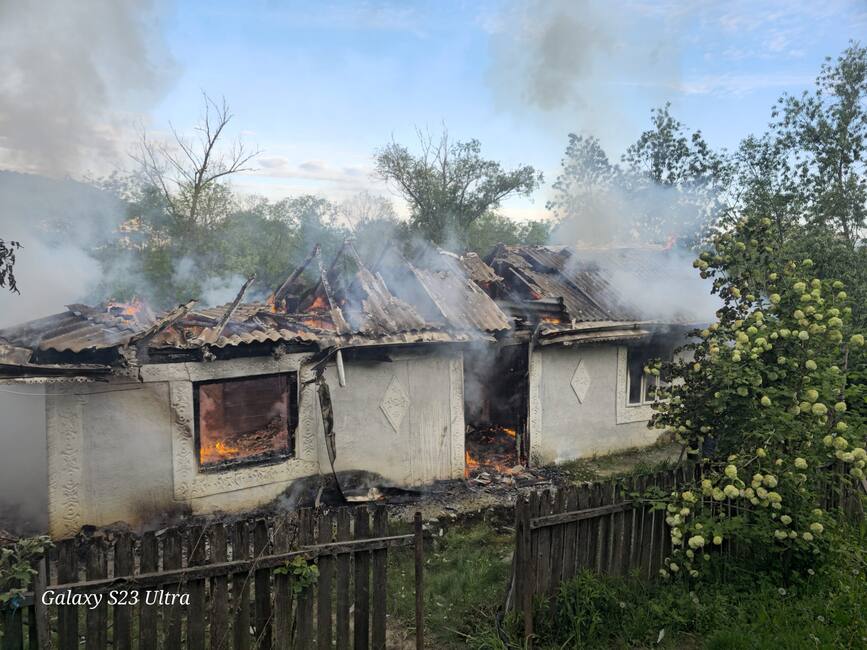 Incendiu generalizat din cauza jarului cazut din soba | imaginea 1