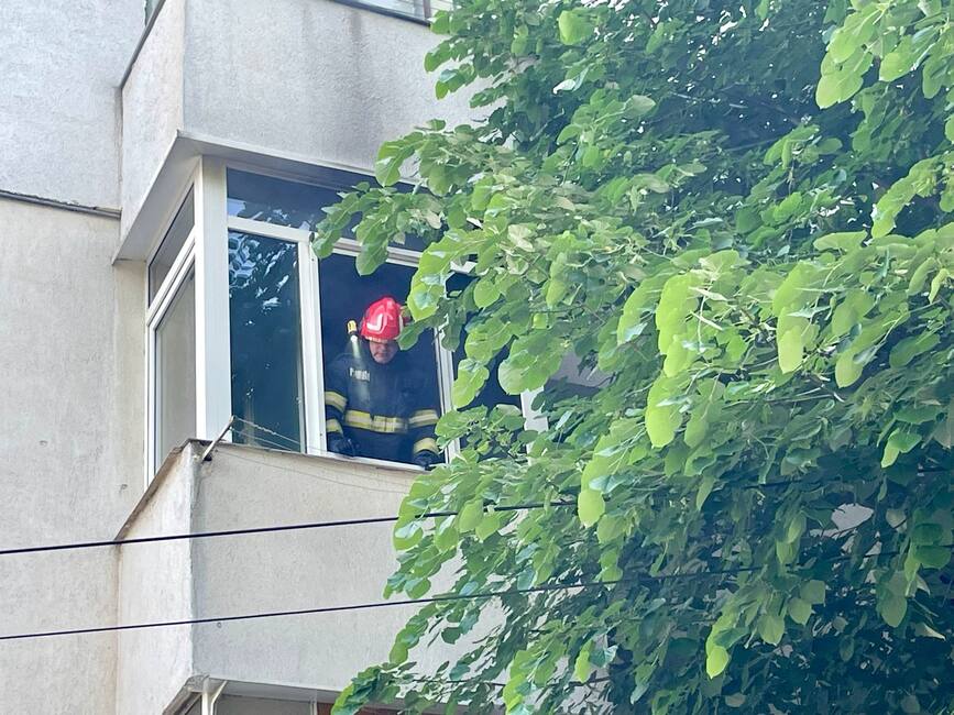 Incendiu in balconul unui apartament   Totul a pornit de la o lumanare | imaginea 1