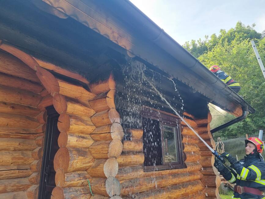 Incendiu izbucnit la o locuinta din lemn | imaginea 1