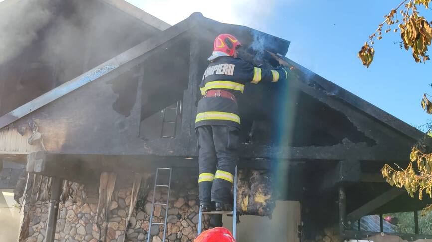 Incendiu puternic izbucnit intr o locuinta din Vaslui | imaginea 1