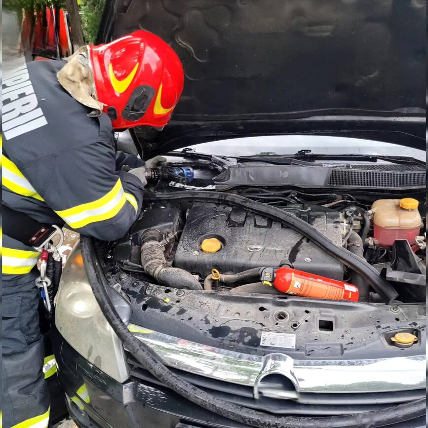 Masina in pericol de incendiu  in centrul orasului Giurgiu | imaginea 1