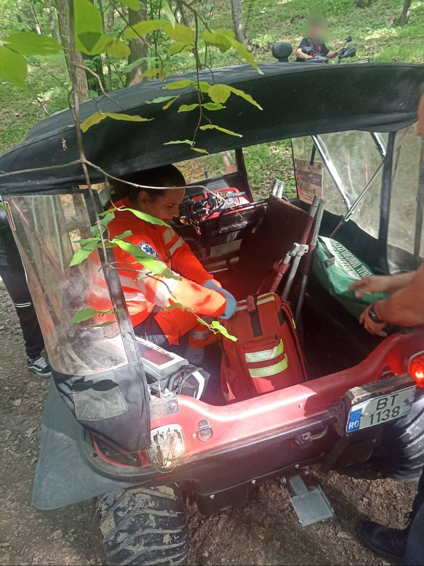 Tanara transportata cu senilata in urma unui accident in padure | imaginea 1