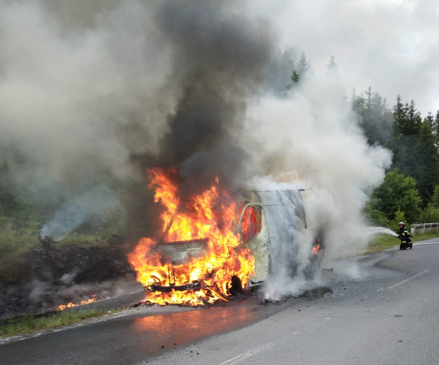 Autoutilitara in flacari   Soferul s a autoevacuat la timp | imaginea 1