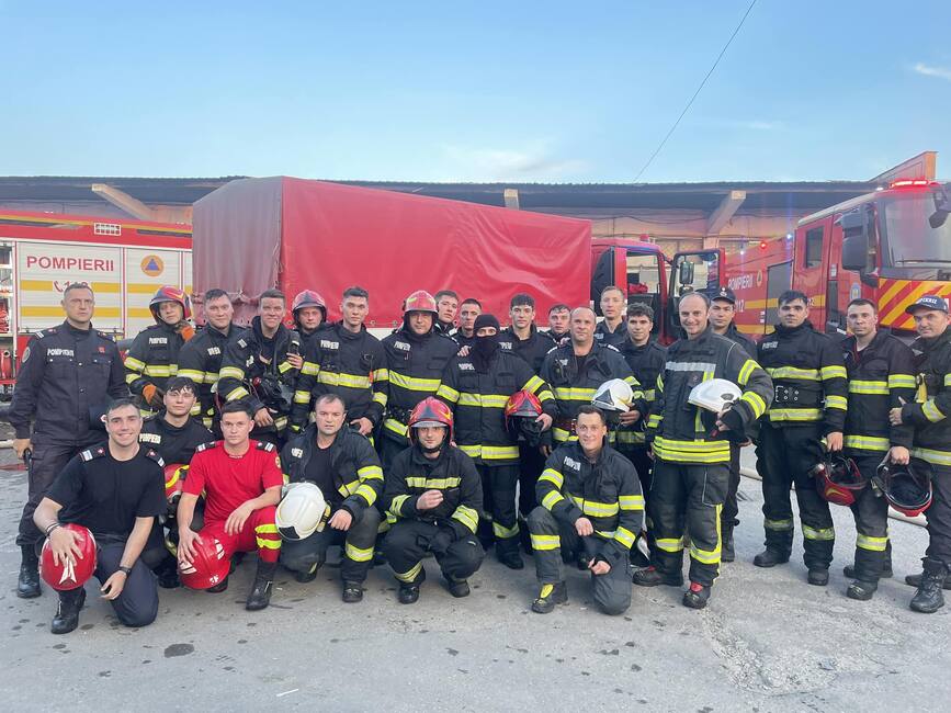 Incendiu violent la un depozit de mase plastice din Bacau | imaginea 1