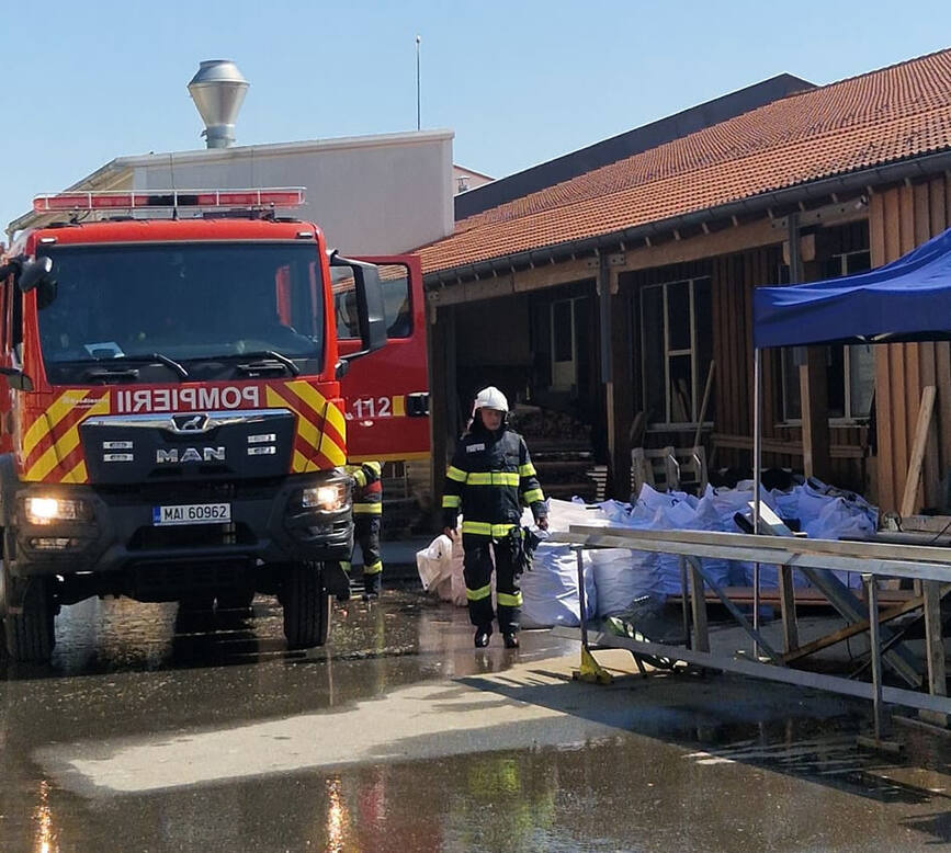 Incendiu la o fabrica de cherestea din judetul Harghita | imaginea 1