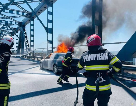 O masina a luat foc pe podul dintre Giurgiu si Ruse | imaginea 1