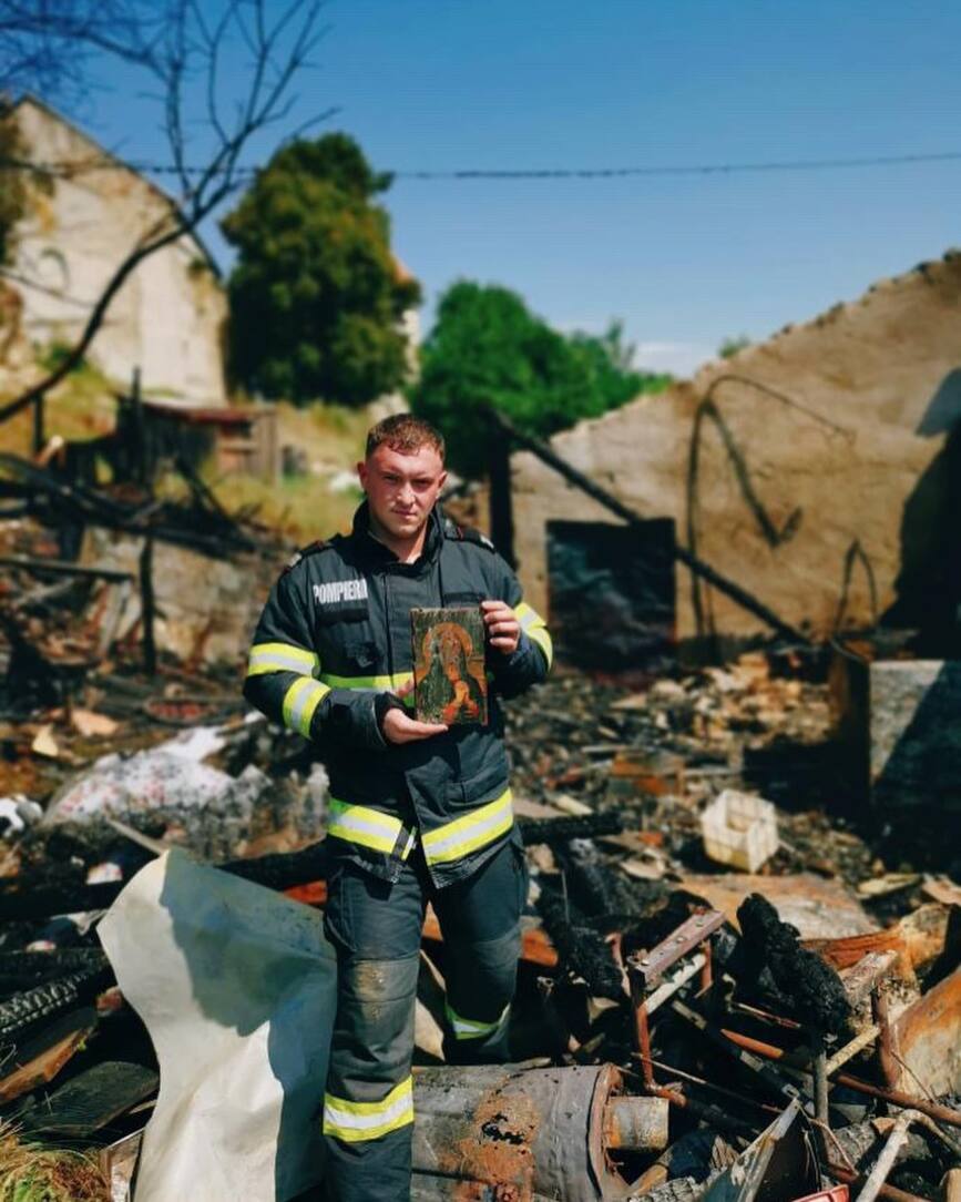 Icoana a Maicii Domnului  ramasa intacta in urma incendiului | imaginea 1