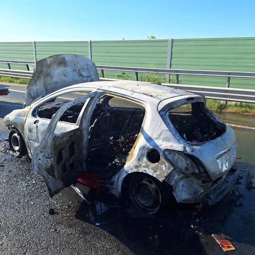 Masina in flacari  pe autostrada A1 Bucuresti Pitesti | imaginea 1