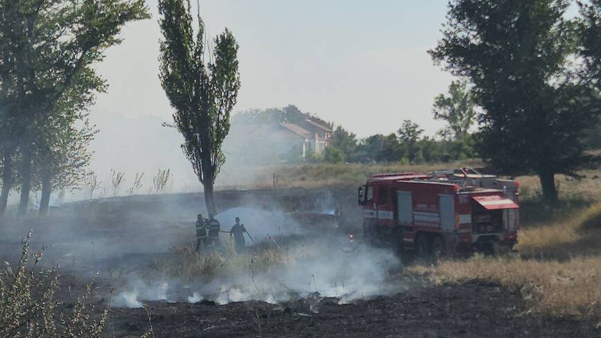 Pompierii barladeni continua lupta cu flacarile | imaginea 1