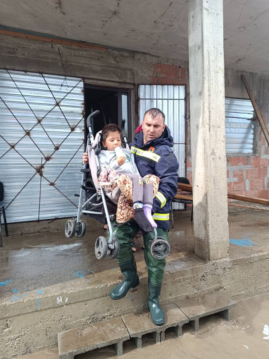 Continua misiunile pentru salvarea persoanelor  in urma inundatiilor | imaginea 1