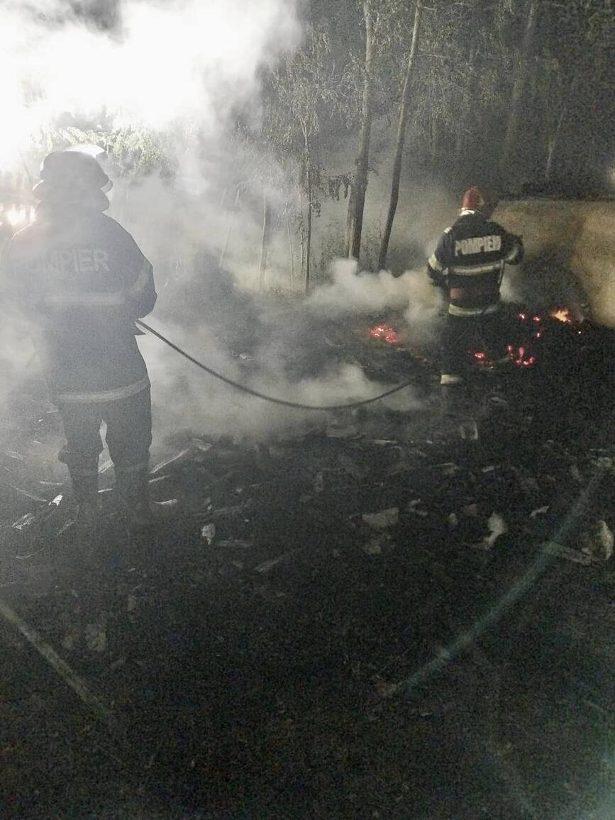 Incendiu in gospodarie  de la un copac lovit de trasnet | imaginea 2