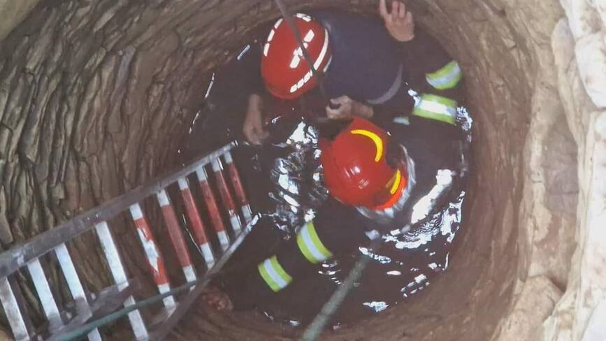 Salvat de pompieri dintr o fantana adanca de noua metri | imaginea 1