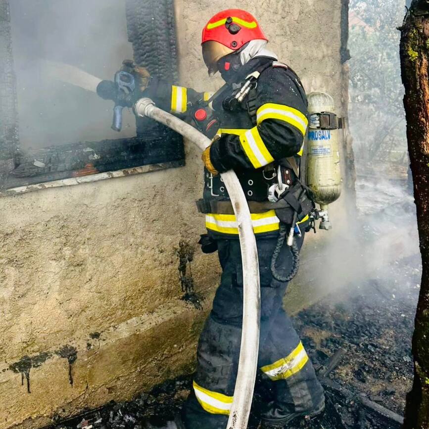 Incendiu intr o casa nelocuita | imaginea 1