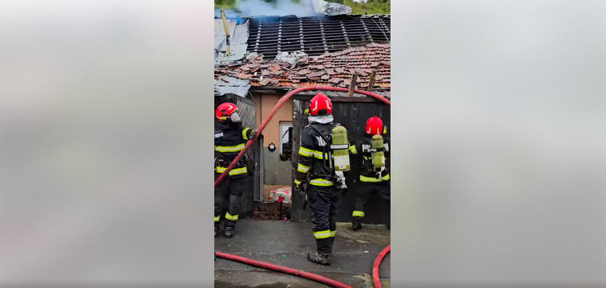Incendiu la acoperisul mai multor case din Brasov | imaginea 1