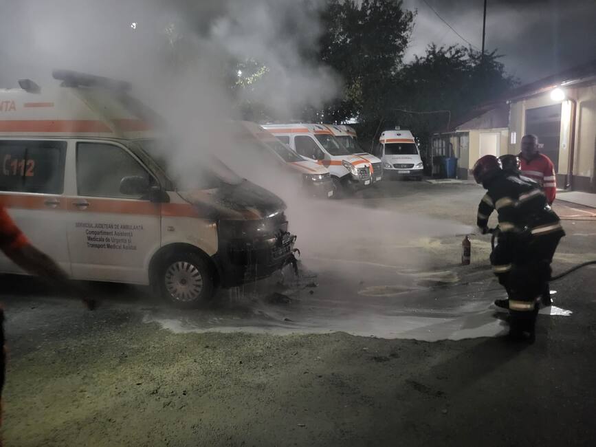 Incendiu la o ambulanta stationata in curtea substatiei | imaginea 1