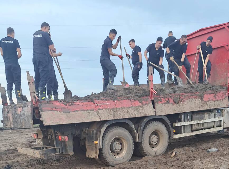 Pompierii brasoveni  alaturi de satele afectate de inundatii | imaginea 1