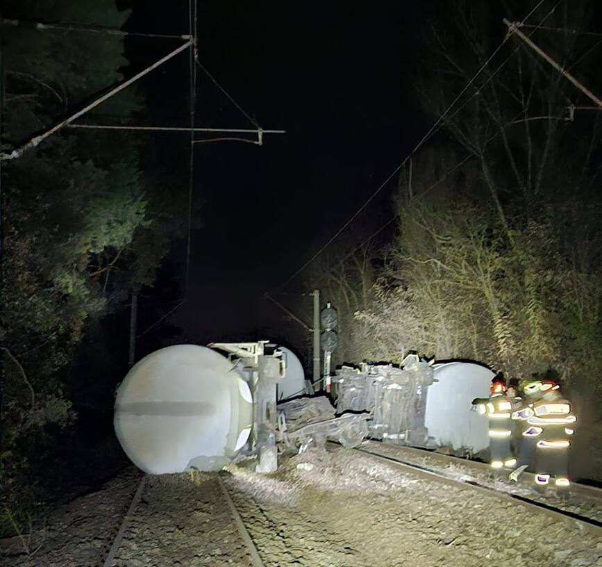 Accident feroviar   Tren deraiat  cu vagoane incarcate cu benzina | imaginea 1