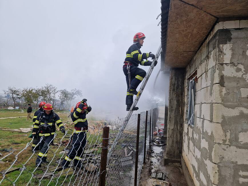 Baietel de 1 an  victima intr un incendiu de gospodarie | imaginea 1
