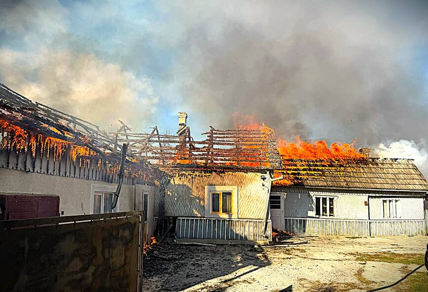 Gospodarie distrusa de incendiu de la cosul de fum | imaginea 1