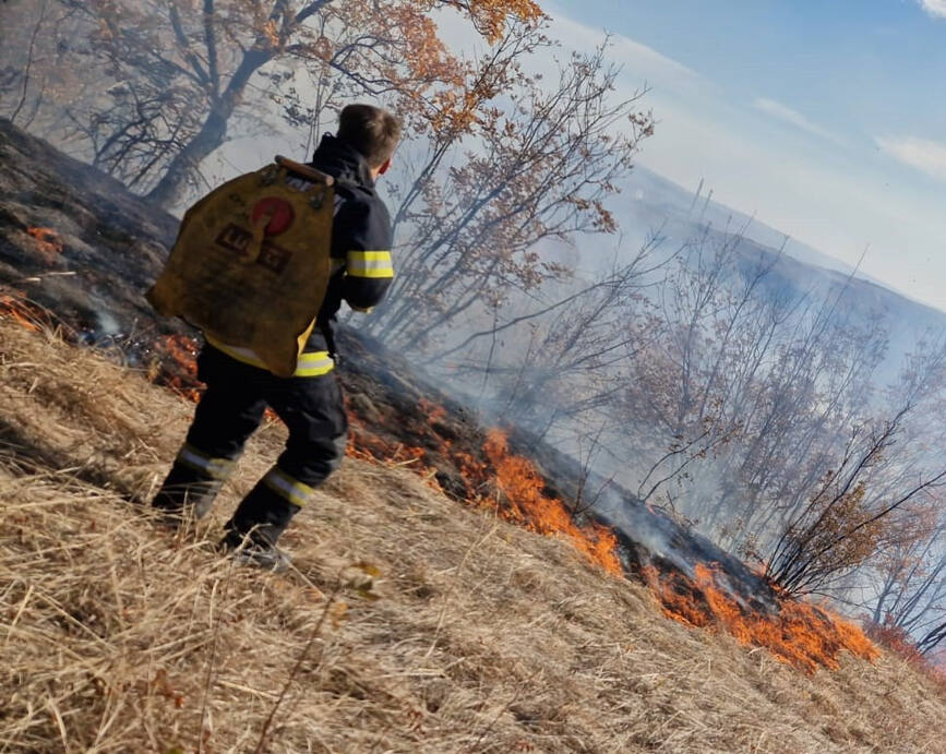 Interventie de amploare la 3 incendii de vegetatie uscata | imaginea 1