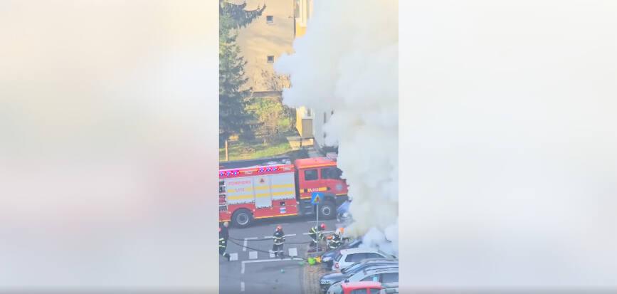 Masina in flacari  pe un bulevard din Miercurea Ciuc | imaginea 2