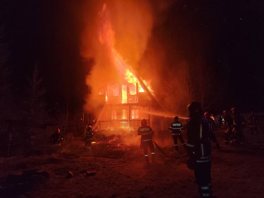 O casa de vacanta a ars intr un incendiu violent | imaginea 1