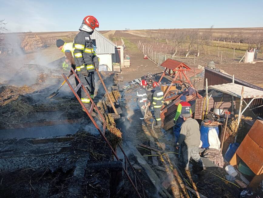 Un adapost de animale a luat foc intr o gospodarie | imaginea 1
