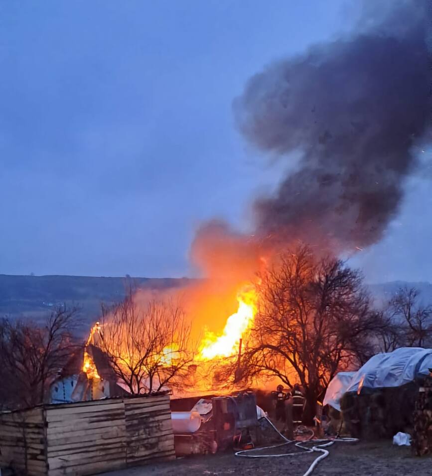 Au ramas fara acoperis deasupra capului  in urma unui incendiu | imaginea 1