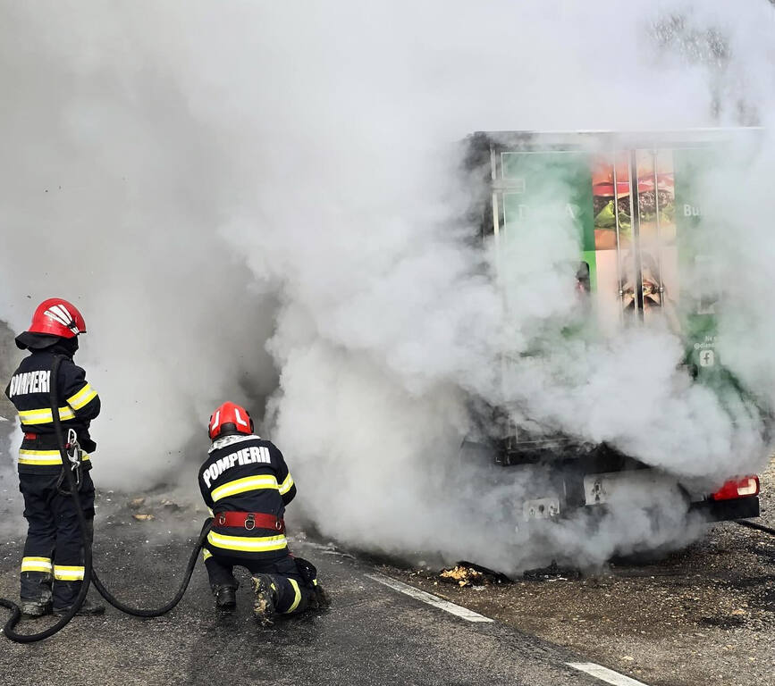 Autoutilitara in flacari   Soferul s a autoevacuat la timp | imaginea 1