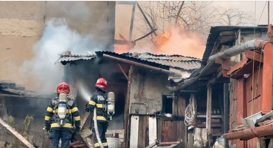 Explozie urmata de incendiu la doua case si o anexa | imaginea 1