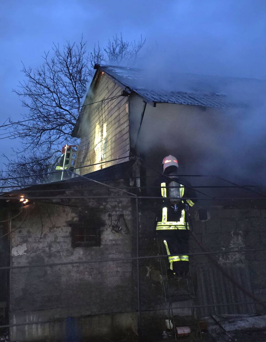 Incendiu violent intr o gospodarie din orasul Giurgiu | imaginea 1