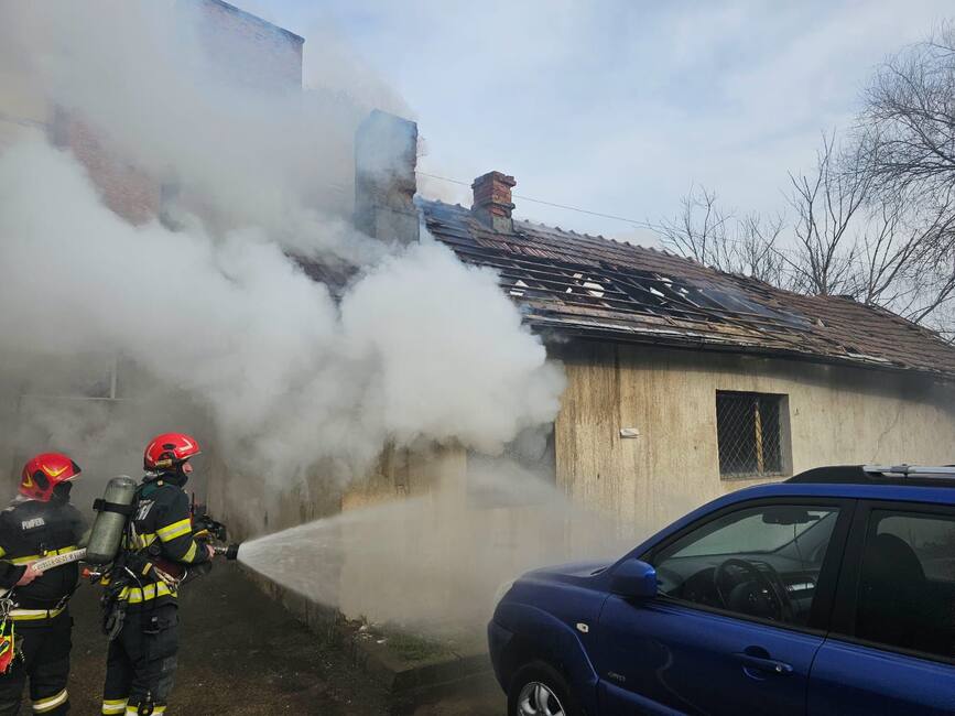 Incendiu intr o cladire dezafectata din Dorohoi | imaginea 1