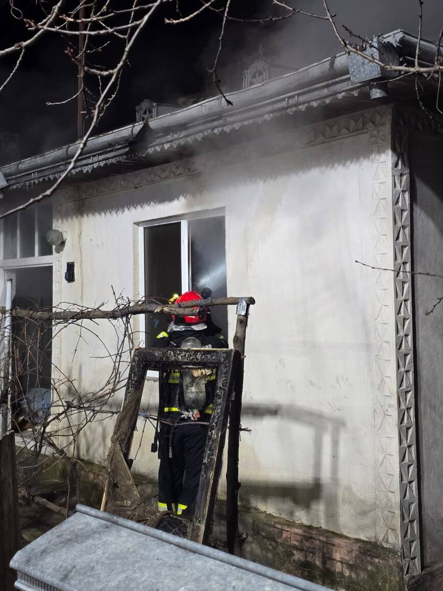 A ramas fara acoperis deasupra capului  dupa un incendiu | imaginea 1