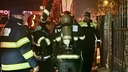Efort sustinut pentru stingerea unui incendiu | imaginea 1