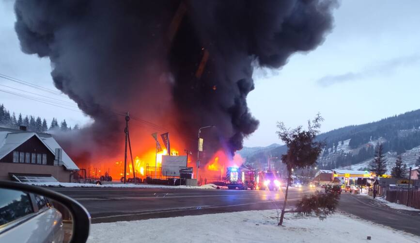 Incendiu violent la un depozit de cauciucuri | imaginea 1