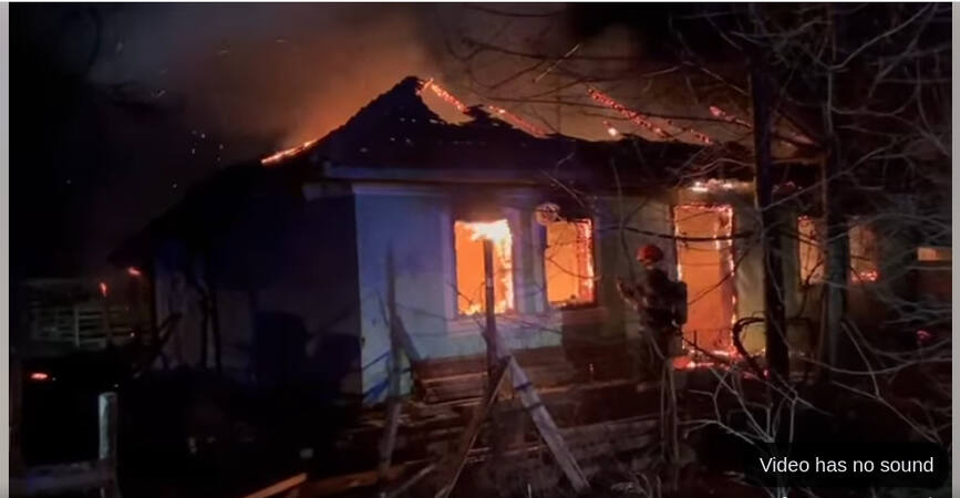 Doi barbati gasiti decedati intr o casa cuprinsa de flacari | imaginea 1