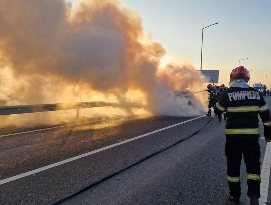 Doua incendii in aceeasi zi   Masina si vegetatie in flacari | imaginea 1