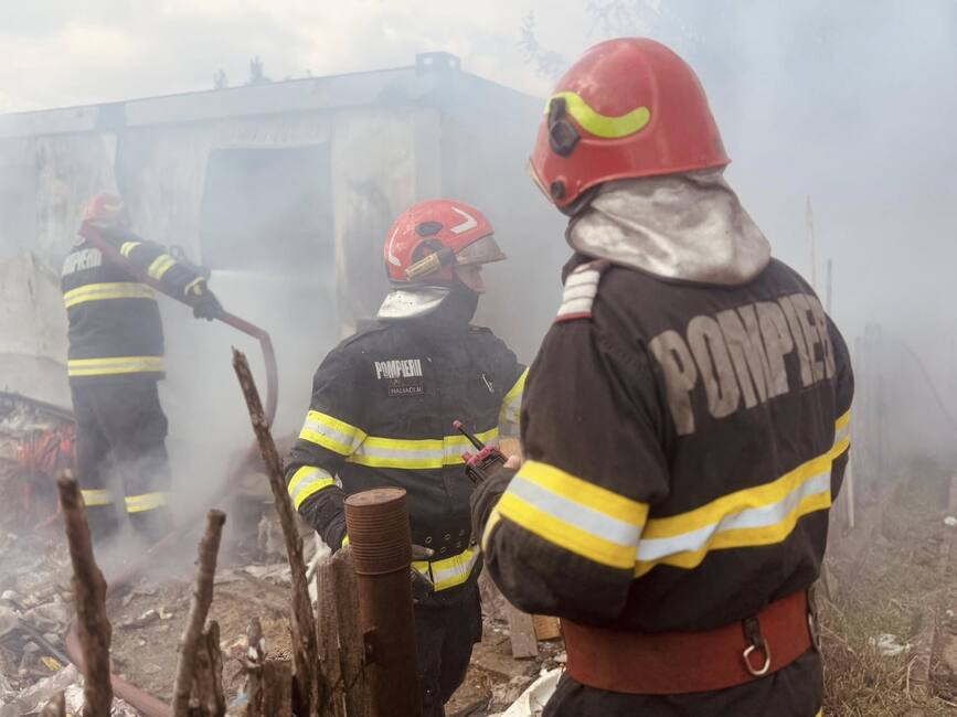 Incendiu intr o gospodarie de la o lumanare aprinsa | imaginea 1