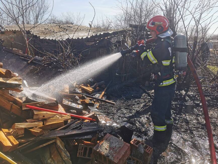 Nu distrugeti vegetatia uscata prin ardere  pericol de incendiu | imaginea 1