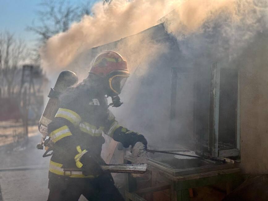 Barbat salvat la timp dintr o casa in flacari | imaginea 1