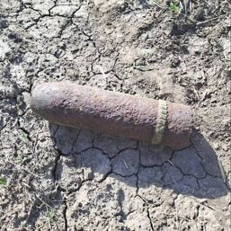 Doua proiectile explozive  descoperite pe un teren | imaginea 1