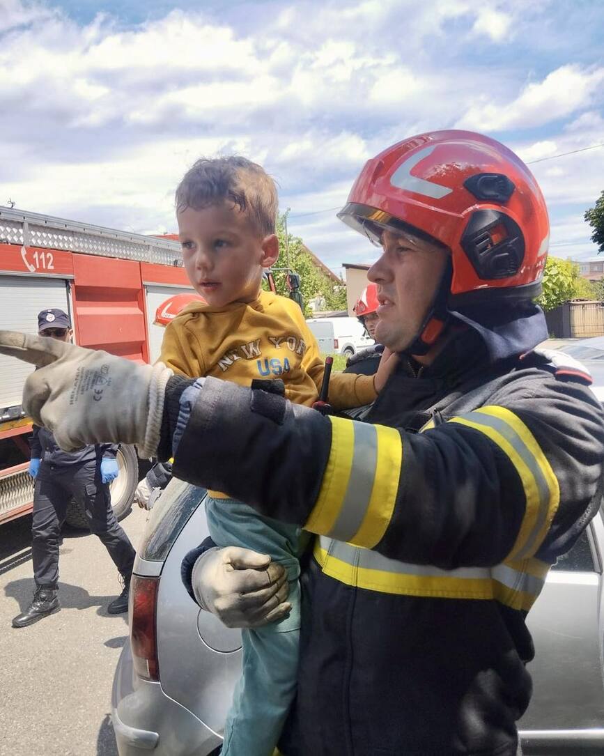 Au salvat un copilas blocat in masina | imaginea 1