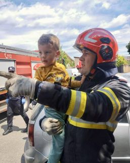 Au salvat un copilas blocat in masina | imaginea 1