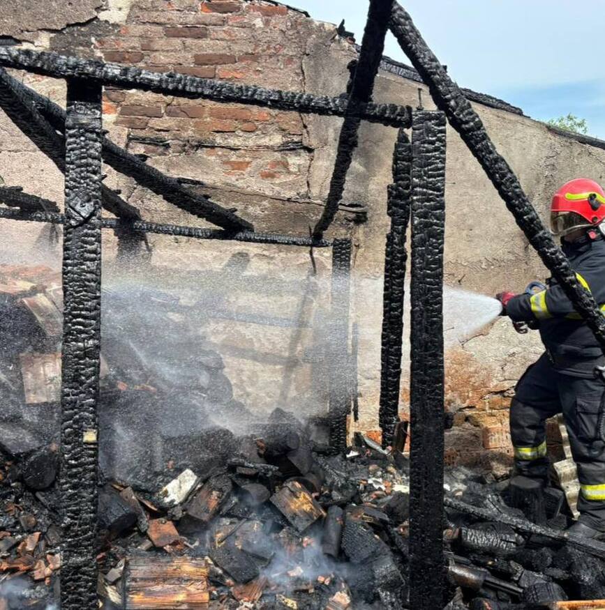 Doua gospodarii afectate de un incendiu violent | imaginea 1