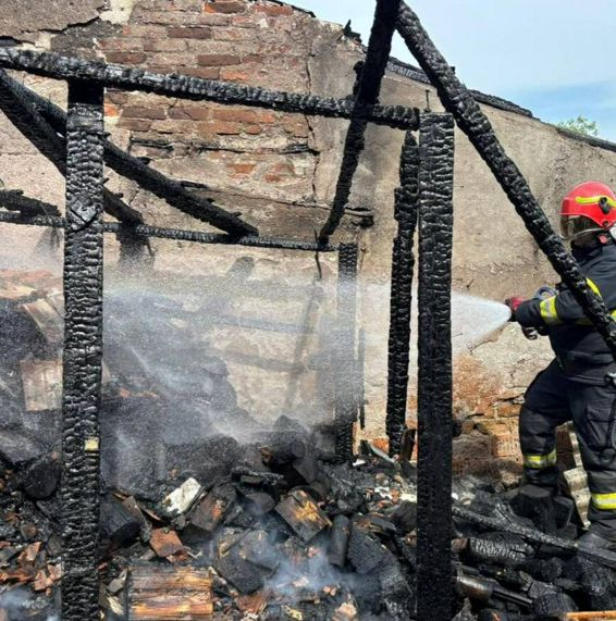 Doua gospodarii afectate de un incendiu violent | imaginea 1