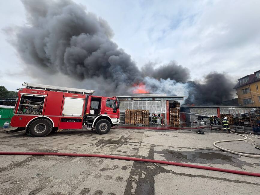 Incendiu de proportii la un depozit din Bucuresti | imaginea 1