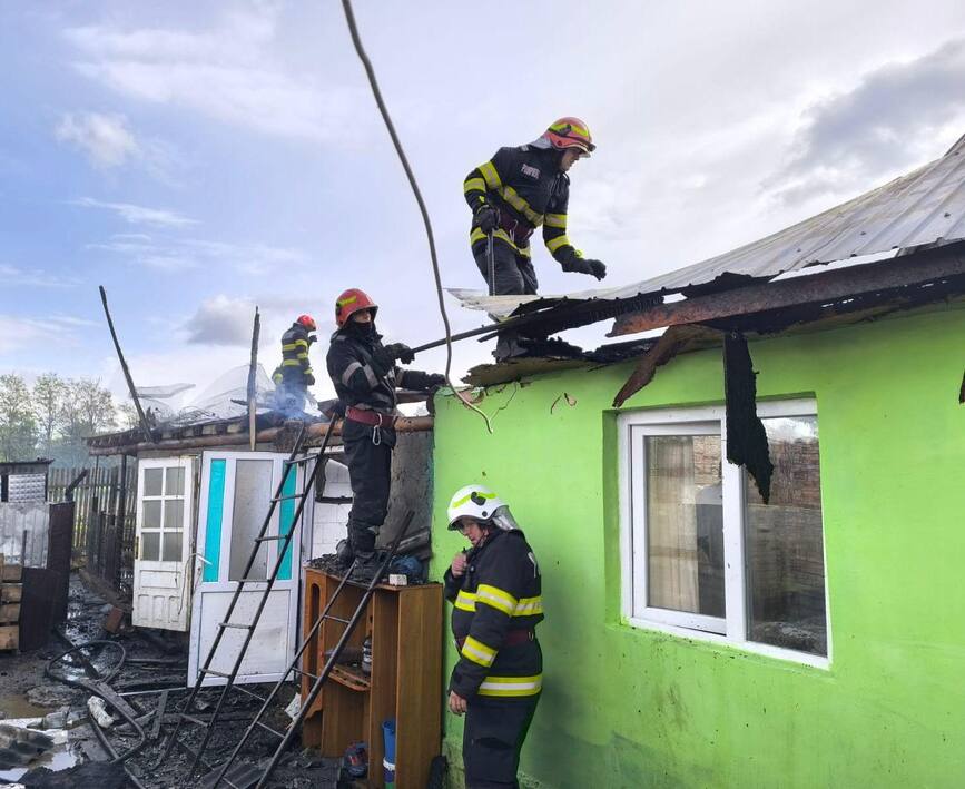 Incendiu intr o gospodarie   Totul a pornit de la cosul de fum | imaginea 1