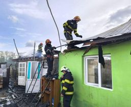 Incendiu intr o gospodarie   Totul a pornit de la cosul de fum | imaginea 1