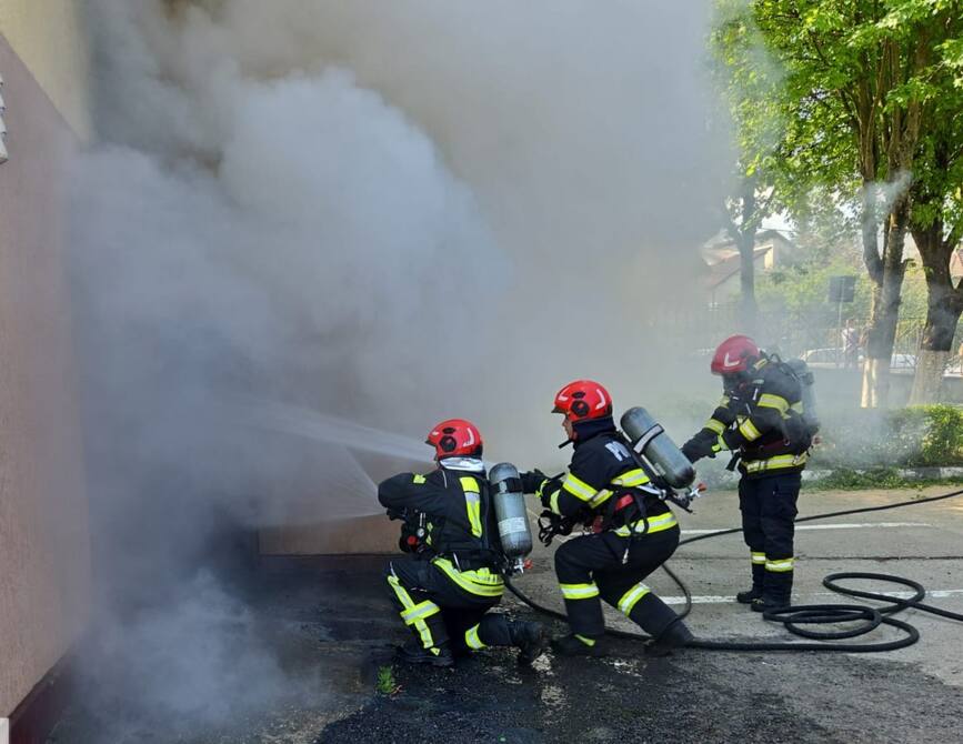 Incendiu la demisolul unei cladiri din Zalau | imaginea 1