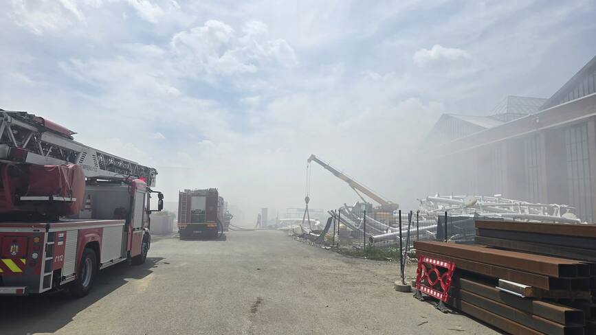 Incendiu la o hala din Bucuresti | imaginea 1
